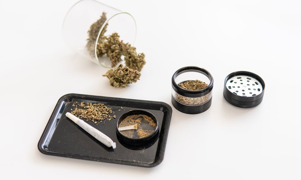 Using A Kief Grinder To Collect Cannabinoids